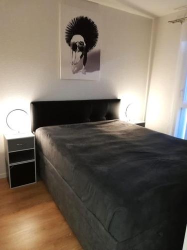 une chambre avec un grand lit et deux lampes dans l'établissement Spacieuse villa moderne à 500m de la plage dans une résidence, à Sérignan