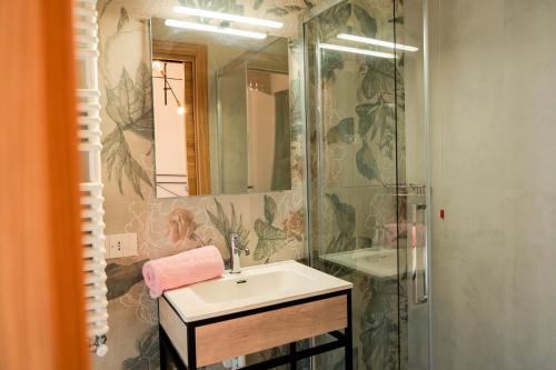 a bathroom with a sink and a shower at Agriturismo Dalla Libera in Valdobbiadene