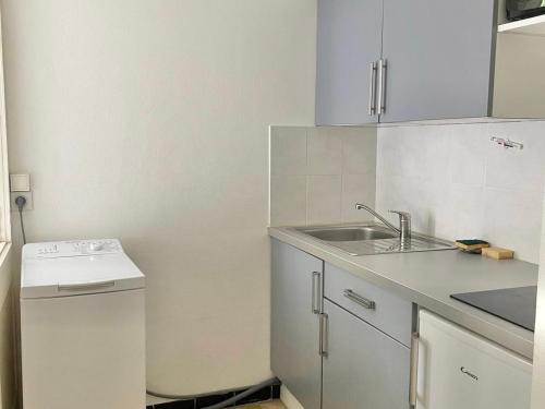 Il comprend une petite cuisine équipée d'un évier et d'un lave-vaisselle. dans l'établissement Studio central La Grande Motte, jardinet & parking privé - FR-1-716-10, à La Grande Motte
