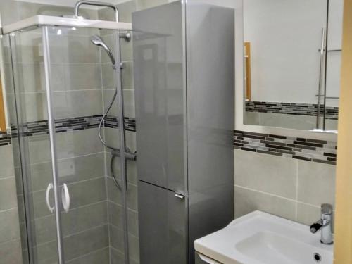 une salle de bain avec douche et lavabo dans l'établissement Studio central La Grande Motte, jardinet & parking privé - FR-1-716-10, à La Grande Motte