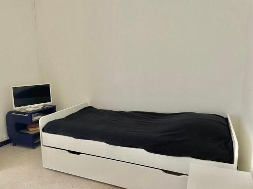 une chambre avec un lit et un bureau avec un ordinateur dans l'établissement Studio central La Grande Motte, jardinet & parking privé - FR-1-716-10, à La Grande Motte