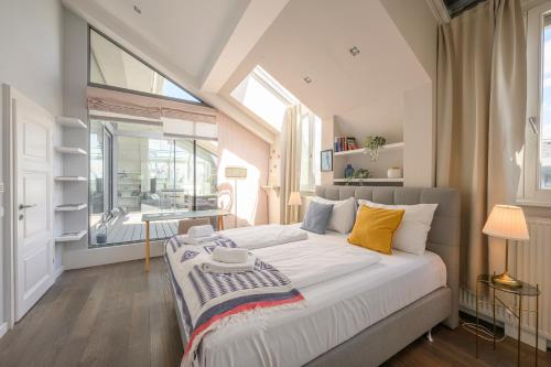 A bed or beds in a room at Executive Suite Schottenring