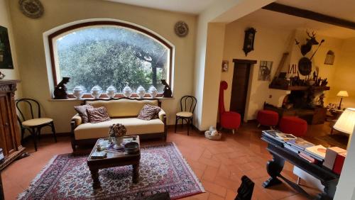 a living room with a couch and a piano at Dimora Umbra al civico 65 in Campello sul Clitunno