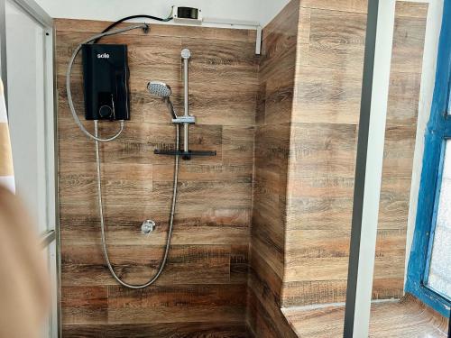 ducha con pared de madera en AITANA'S HOUSE - SAN BLAs, en Cusco
