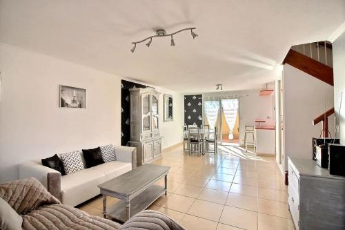 un salon avec un canapé et une table dans l'établissement Spacieuse maison pour 6 personnes, proche mer et commerces, à Valras-Plage