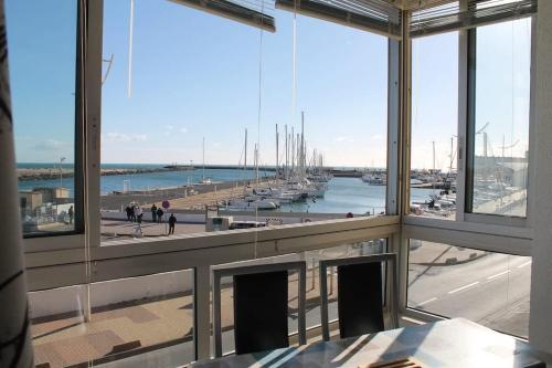 Cette chambre avec fenêtres offre une vue sur le port de plaisance. dans l'établissement Studio confortable avec vue mer et port, à Valras-Plage