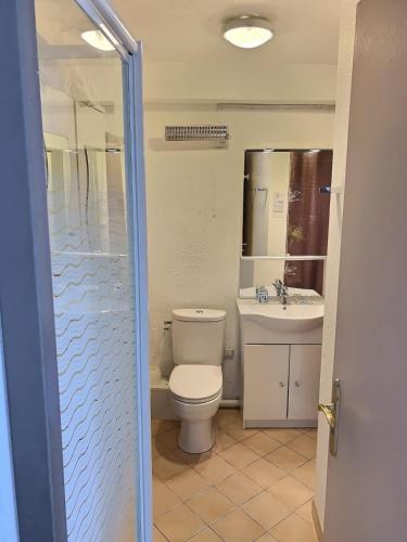 une salle de bain avec toilettes et lavabo dans l'établissement Studio confortable avec vue mer et port, à Valras-Plage