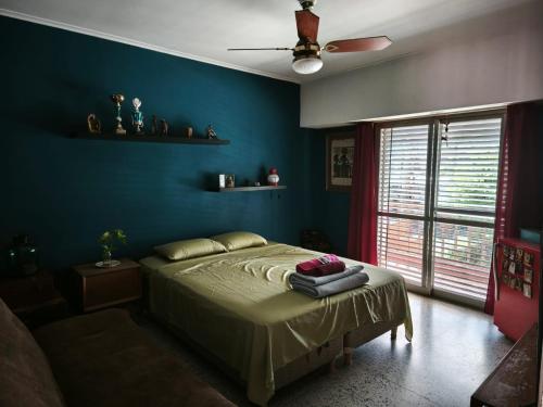 Ένα ή περισσότερα κρεβάτια σε δωμάτιο στο Casa grande, céntrica y con garaje