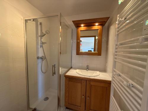 Ένα μπάνιο στο Appartement cosy 4 pers, proche pistes, tout équipé - FR-1-293-405