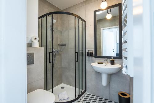 a bathroom with a shower and a sink at Apartamenty Bellamaya - Kapitanska 8 in Grzybowo