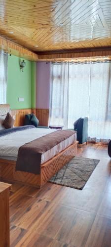Postel nebo postele na pokoji v ubytování Hotel White Rock Janjehli