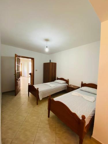 Giường trong phòng chung tại Vila Shabani