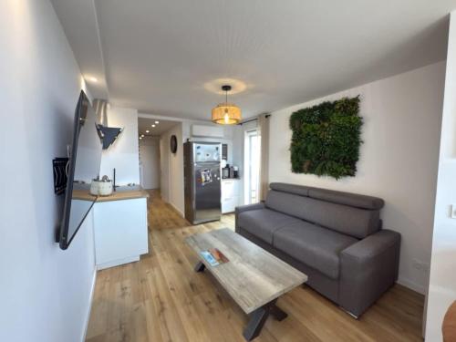 un salon avec un canapé et une table dans l'établissement Agde-Loc Cap 68, au Cap d'Agde