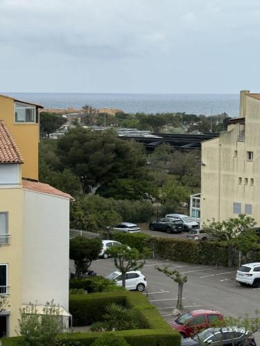 un parking avec des voitures garées sur un parking dans l'établissement Agde-Loc Cap 68, au Cap d'Agde