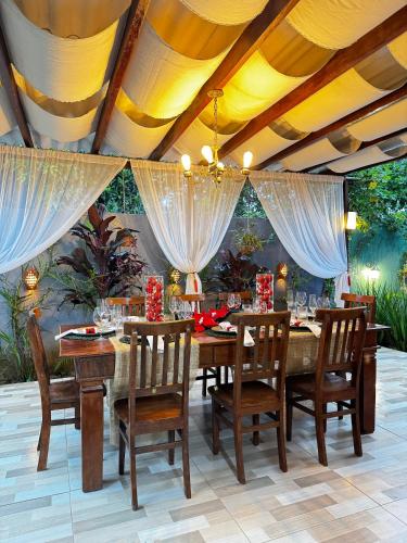 a dining room with a table and chairs and a ceiling at Gbsitio in Brasilia
