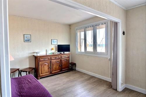 Cette chambre comprend un lit, une fenêtre et un bureau. dans l'établissement Appartement confortable en front de mer pour 5 personnes, à Valras-Plage