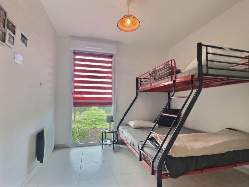 Ένα ή περισσότερα κρεβάτια σε δωμάτιο στο Appartement climatisé, moderne avec terrasses à 500m de la mer