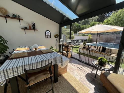 une salle à manger avec une table et une terrasse dans l'établissement Valras-Loc Villa Dolce Vita, à Béziers