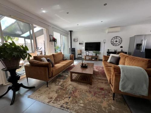 un salon avec des canapés et une table basse dans l'établissement Valras-Loc Villa Dolce Vita, à Béziers