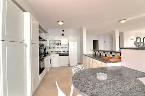 Kuchyň nebo kuchyňský kout v ubytování Magnifique appartement en front de mer