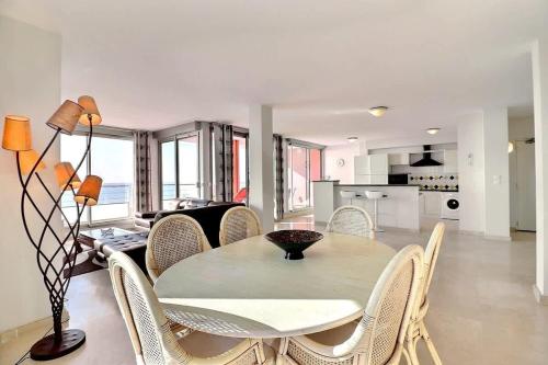une salle à manger avec une table et des chaises dans l'établissement Magnifique appartement en front de mer, à Valras-Plage