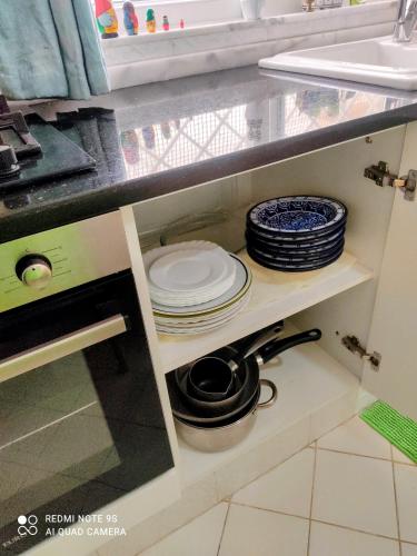 Kuchyň nebo kuchyňský kout v ubytování Étage de Villa avec jardin, près de l'aireport et parking privé