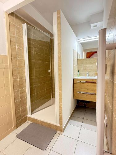 une salle de bain avec douche et lavabo dans l'établissement LES JARDINS DE LA MER -Coquet pavillon à deux pas de la plage, à Valras-Plage