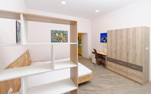 Pokój z sypialnią z biurkiem i łóżkiem w obiekcie Apartments Villa Luna w Wiedniu