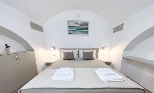 a bedroom with a bed with two towels on it at CasUccia, nel cuore del centro storico di Gallipoli in Gallipoli