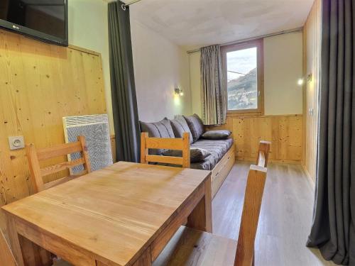 un salon avec un canapé et une table dans l'établissement Charmant studio divisible skis aux pieds, 4 pers, proche commerces et remontées, animaux admis - FR-1-182-198, à Les Allues