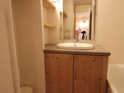 une salle de bain avec un lavabo et un miroir dans l'établissement Charmant studio divisible skis aux pieds, 4 pers, proche commerces et remontées, animaux admis - FR-1-182-198, à Les Allues