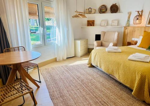 Postel nebo postele na pokoji v ubytování Hostal Sa Teula