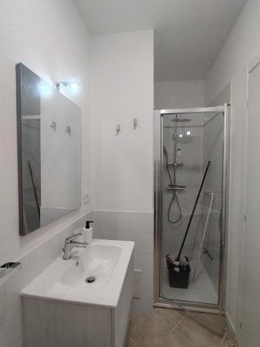 a white bathroom with a sink and a shower at Casa Fiorenza - Da e Nònne in Carloforte