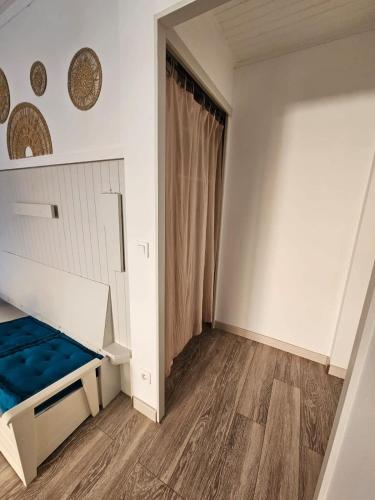 une chambre vide avec un lit et une fenêtre dans l'établissement Valras-Loc - Studio avec terrasse et exterieur, à Valras-Plage