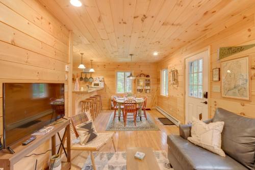 Χώρος καθιστικού στο Cozy Acadia Area Cabin, Walk to Beach and Lighthouse