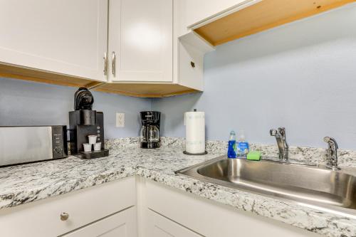 Η κουζίνα ή μικρή κουζίνα στο Walk to Beaches and Gulf Indian Rocks Beach Duplex!