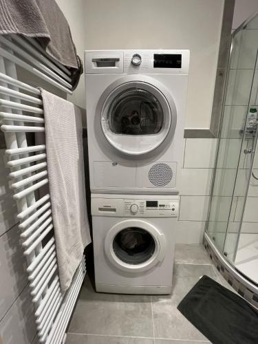 a washing machine and a dryer in a bathroom at Privatzimmer in 4 Zimmer EG Wohnung in Altchemnitz in Chemnitz