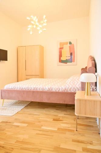 a bedroom with a large bed in a room at RELAIS DELL'USSERO Pisa centro in Pisa
