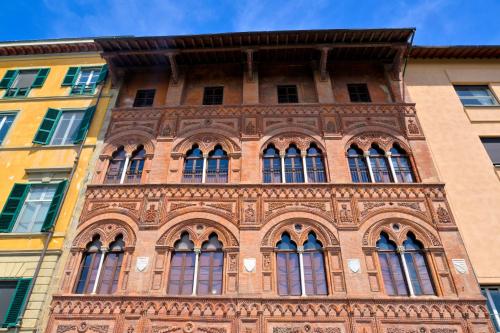 a tall brick building with many windows at RELAIS DELL'USSERO Pisa centro in Pisa