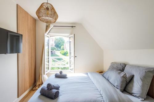 une chambre avec un lit et une grande fenêtre dans l'établissement Duplex design à 3min plage 2 SDB & 3 couchages, à Villers-sur-Mer