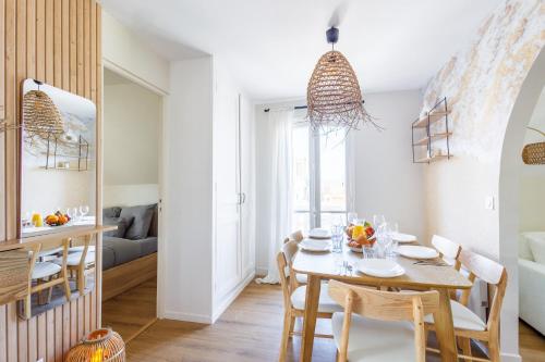 une cuisine et une salle à manger avec une table et des chaises dans l'établissement Duplex design à 3min plage 2 SDB & 3 couchages, à Villers-sur-Mer