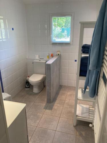 une salle de bain avec toilettes et fenêtre dans l'établissement Studio Lumineux 2 adultes et 1enfant, à Lunel