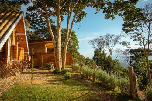 カンポス・ド・ジョルドンにあるChalé Sunset Hills em Campos do Jordãoの家の隣に柵がある農家
