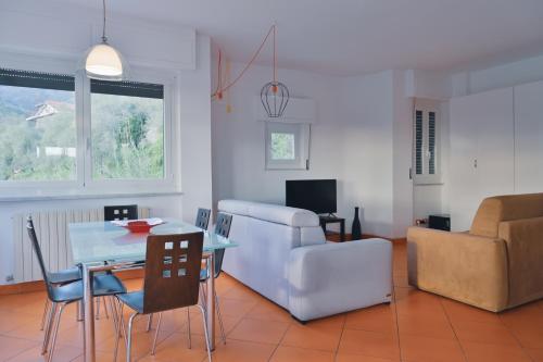 una sala de estar con una mesa y un sofá en Artemisia, en Sestri Levante