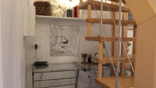 Cette chambre dispose d'un bureau et d'une étagère à livres. dans l'établissement Le duplex des Marchands, à Sélestat