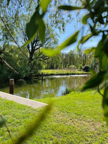Gallery image of Idyllischer Bungalow am Wasser in Altfriesack