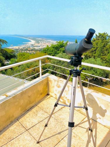 - une caméra sur un tripod avec vue sur l'océan dans l'établissement Atlantide - Somptueuse Villa Classée 4 étoiles - Saint-Clair - Vue Exceptionnelle - Piscine, à Sète