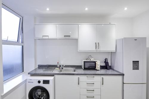Dapur atau dapur kecil di Coastal Comfort for 5