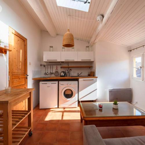 Il comprend une cuisine équipée d'un lave-linge et d'un sèche-linge. dans l'établissement Les Toits d'Aix - Hyper Centre - Cours Mirabeau, à Aix-en-Provence