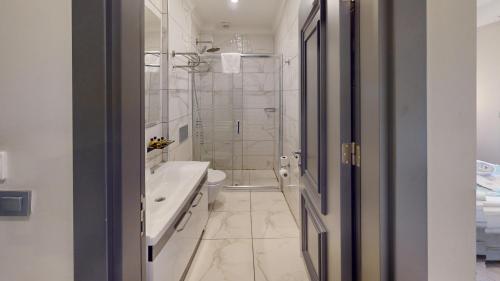 A bathroom at Florya Novi Hotel